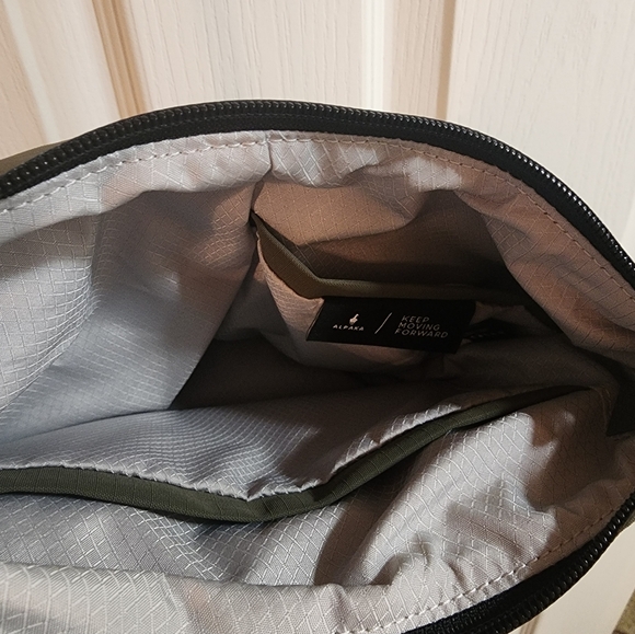 Like New Alpaka Flow Satchel (2L) - Picture 9 of 11